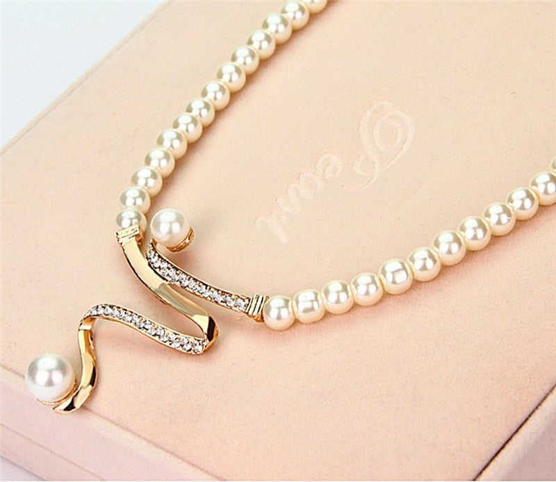 Pearl Jewelry Set: Necklace and Earrings