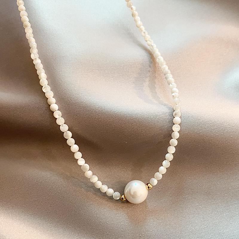 Graceful pearl necklace