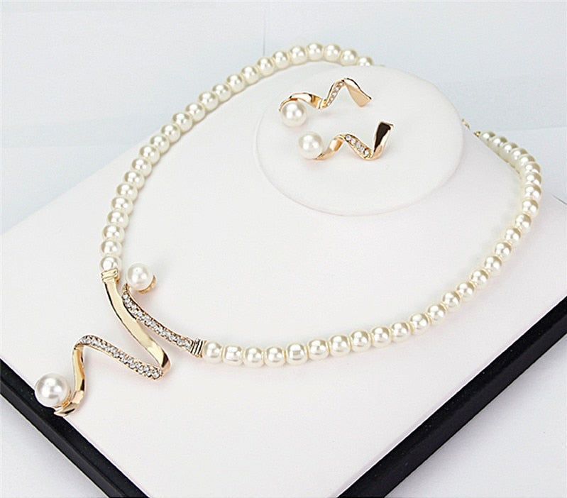 Pearl Jewelry Set: Necklace and Earrings
